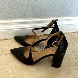 NWOT - elegant brown women’s alligator print heels